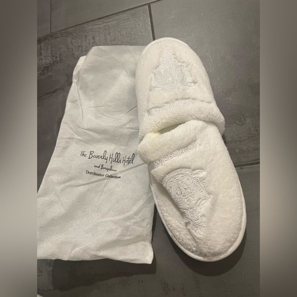 NWT Beverly Hills Hotel Dorchester Collection unisex Slippers White embroidered